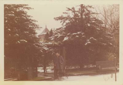 [Vladimir e Clarice Herzog posam em praça com árvores cobertas de neve]